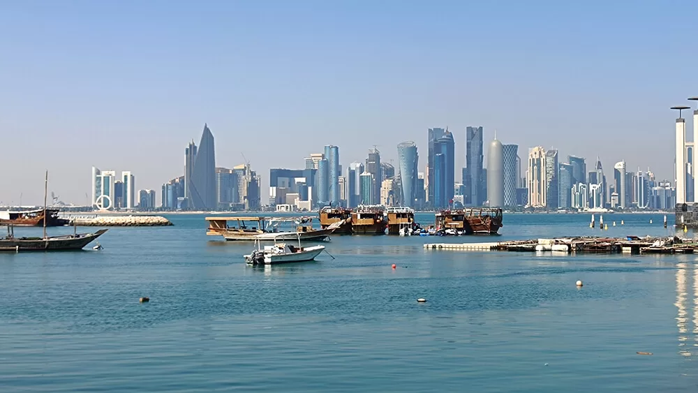 Skyline de Doha desde el paseo marítimo Corniche
