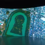 Proyección del centro de visitantes del grupo de tumbas Mozu de la tumba del emperador Nintoku en Sakai