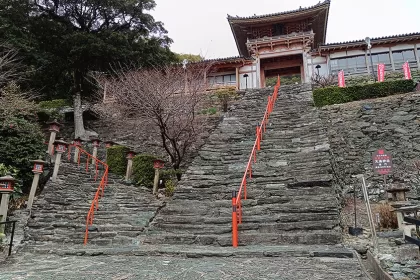Las escaleras del Santuario Wakaura Tenmangu de Wakayama