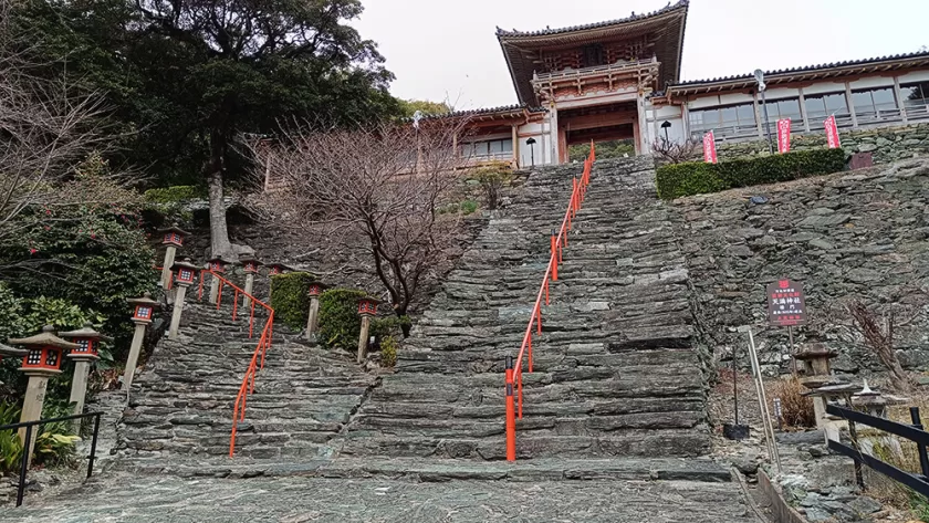 Las escaleras del Santuario Wakaura Tenmangu de Wakayama
