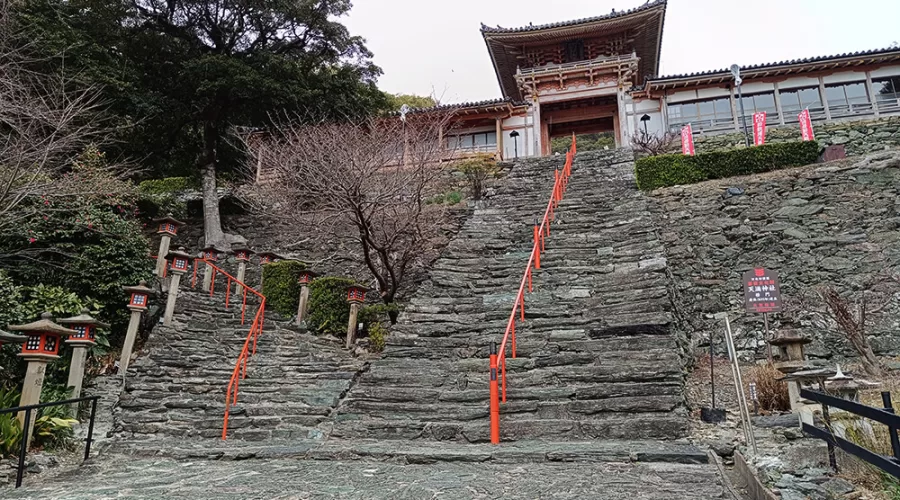 Las escaleras del Santuario Wakaura Tenmangu de Wakayama