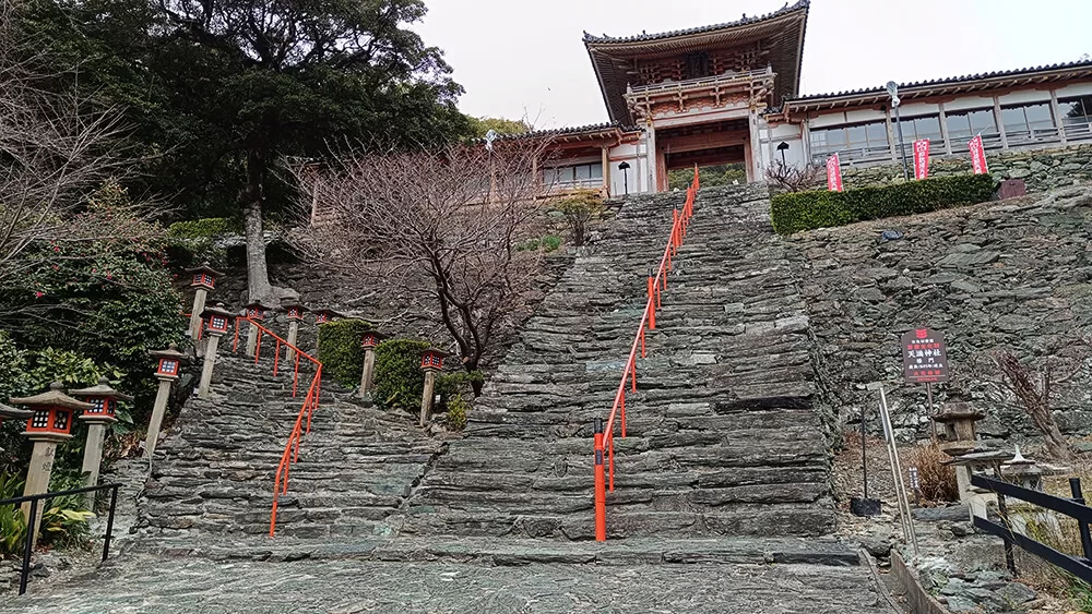 Las escaleras del Santuario Wakaura Tenmangu de Wakayama