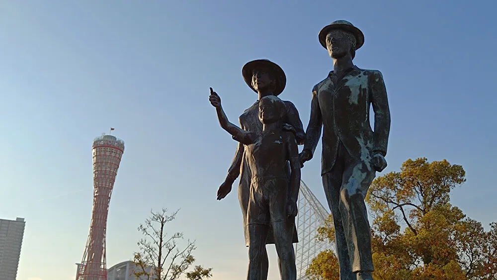 Estatua conmemorativa de los emigrantes del puerto de Kobe en el Parque Meriken
