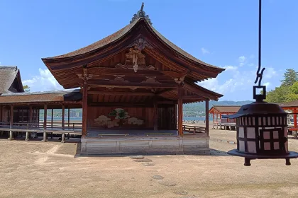 Escenario de teatro Noh en el Santuario de Itsukushima