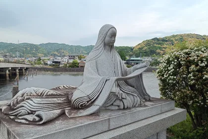 Estatua de Murasaki Shikibu en Uji