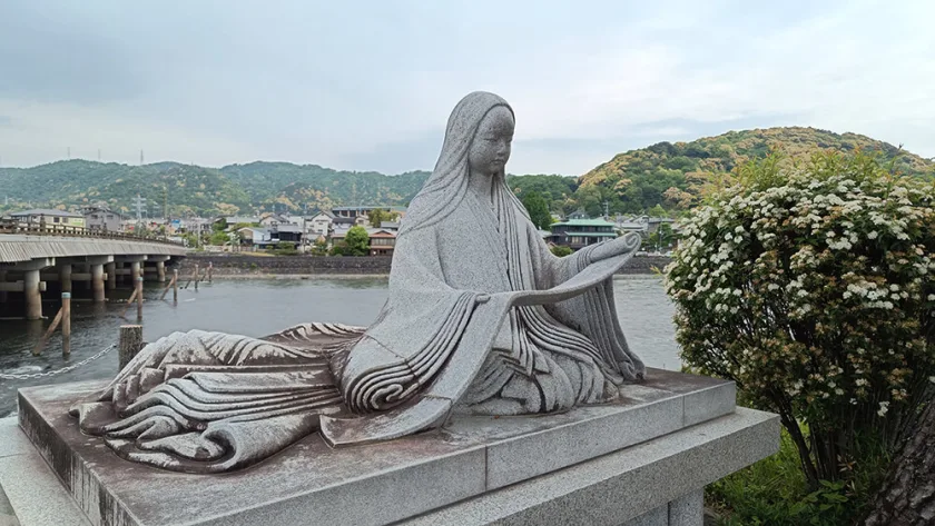 Estatua de Murasaki Shikibu en Uji