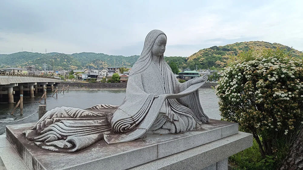 Estatua de Murasaki Shikibu en Uji