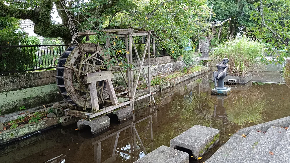 Río Hasunuma y la estatua "el flujo del tiempo" en Mishima