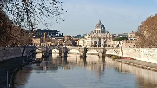 Basílica de San Pedro de la Ciudad del Vaticano desde el Puente Umberto I de Roma