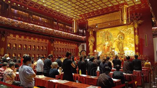 Interior del Templo y Museo de la Reliquia del Diente de Buda en Singapur