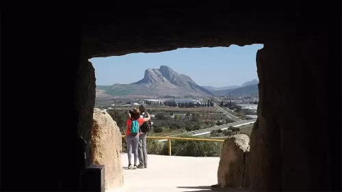 Peña de los Enamorados desde el dolmen de Menga en Antequera