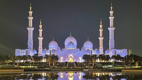 Mezquita de Abu Dhabi de noche