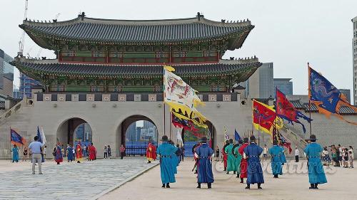 Cambio de guardia delante de la puerta Gwanghwamun del Palacio Gyeongbokgung en Seúl