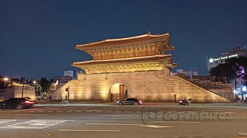 Puerta Heunginjimun (Dongdaemun) en Seúl